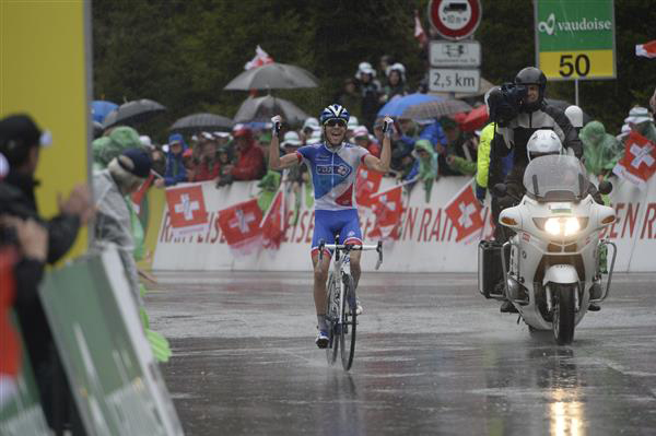 thibaut Pinot wins stage 5 in the rain